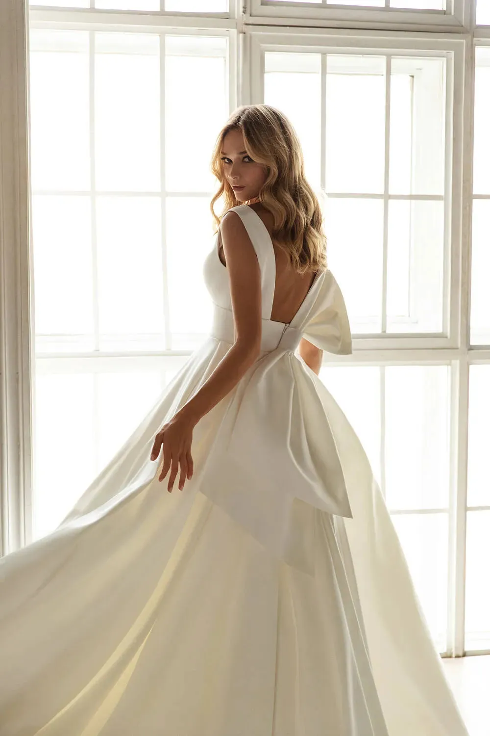 A Line Wedding Dress Princess Satin Bride Dresses Sexy V Neck Wedding Party Gowns