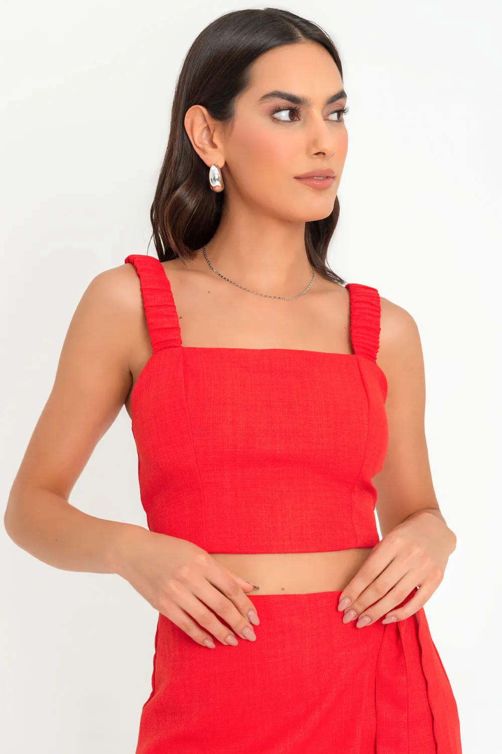 Crop top ajustado con tirantes plisados