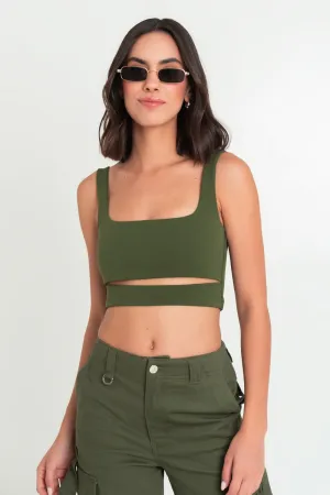 Crop top ajustado de tirantes con cut out