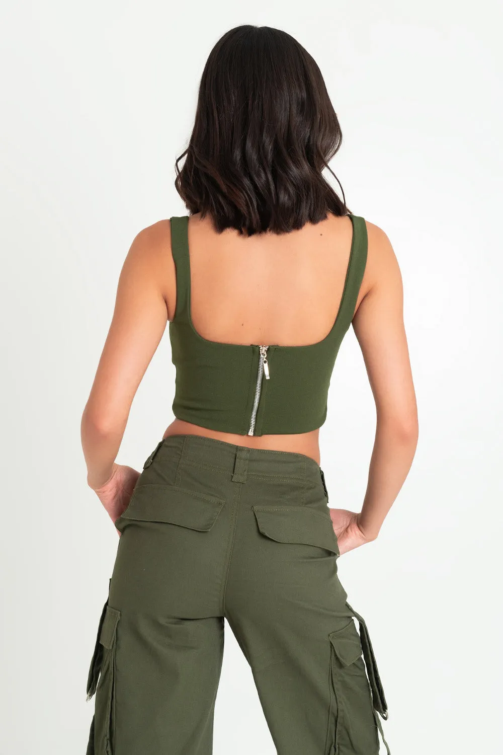 Crop top ajustado de tirantes con cut out