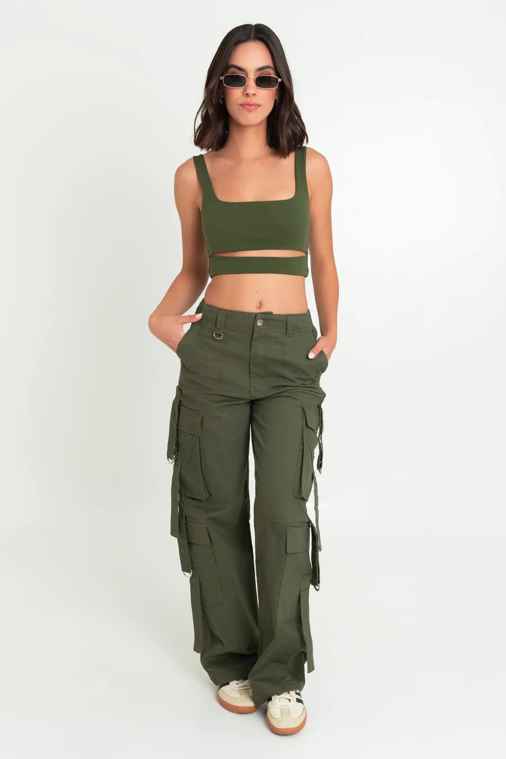 Crop top ajustado de tirantes con cut out