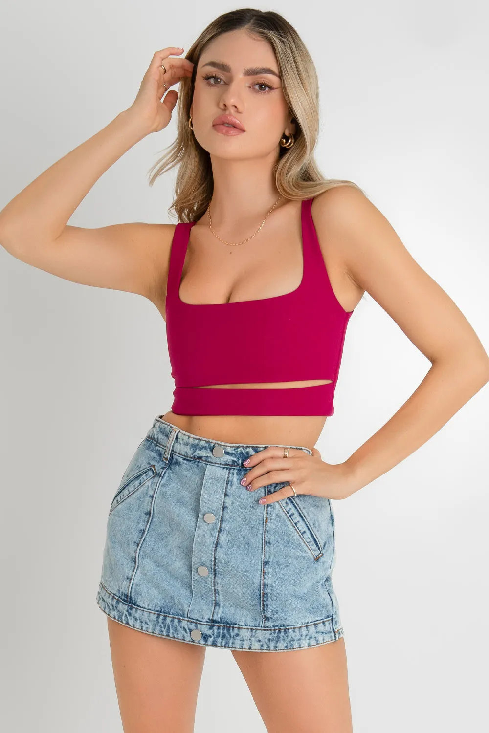 Crop top ajustado de tirantes con cut out