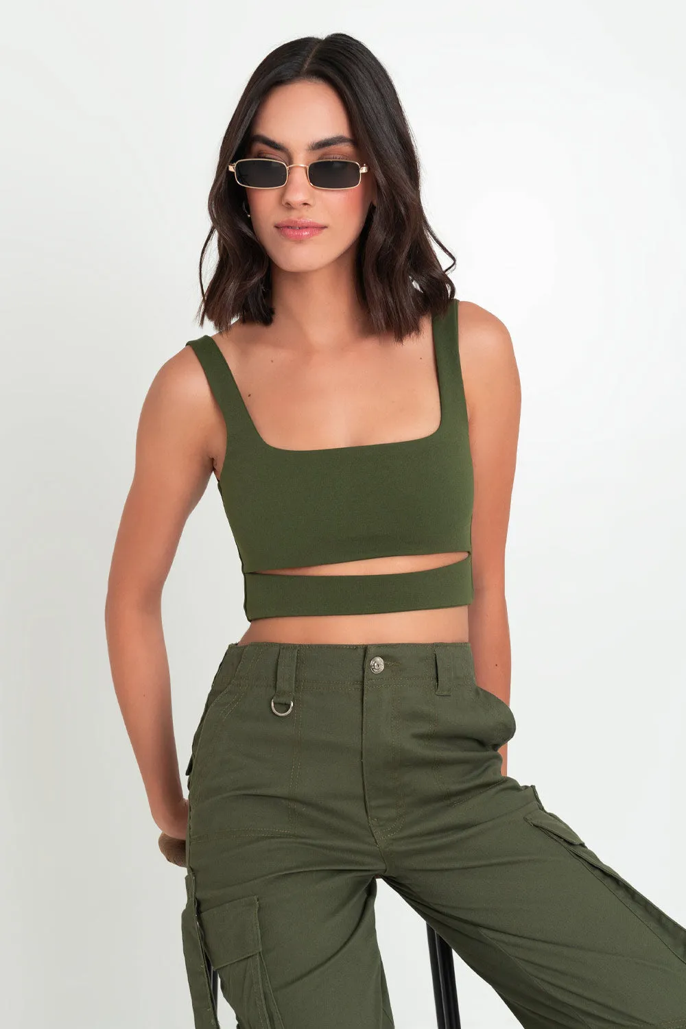 Crop top ajustado de tirantes con cut out