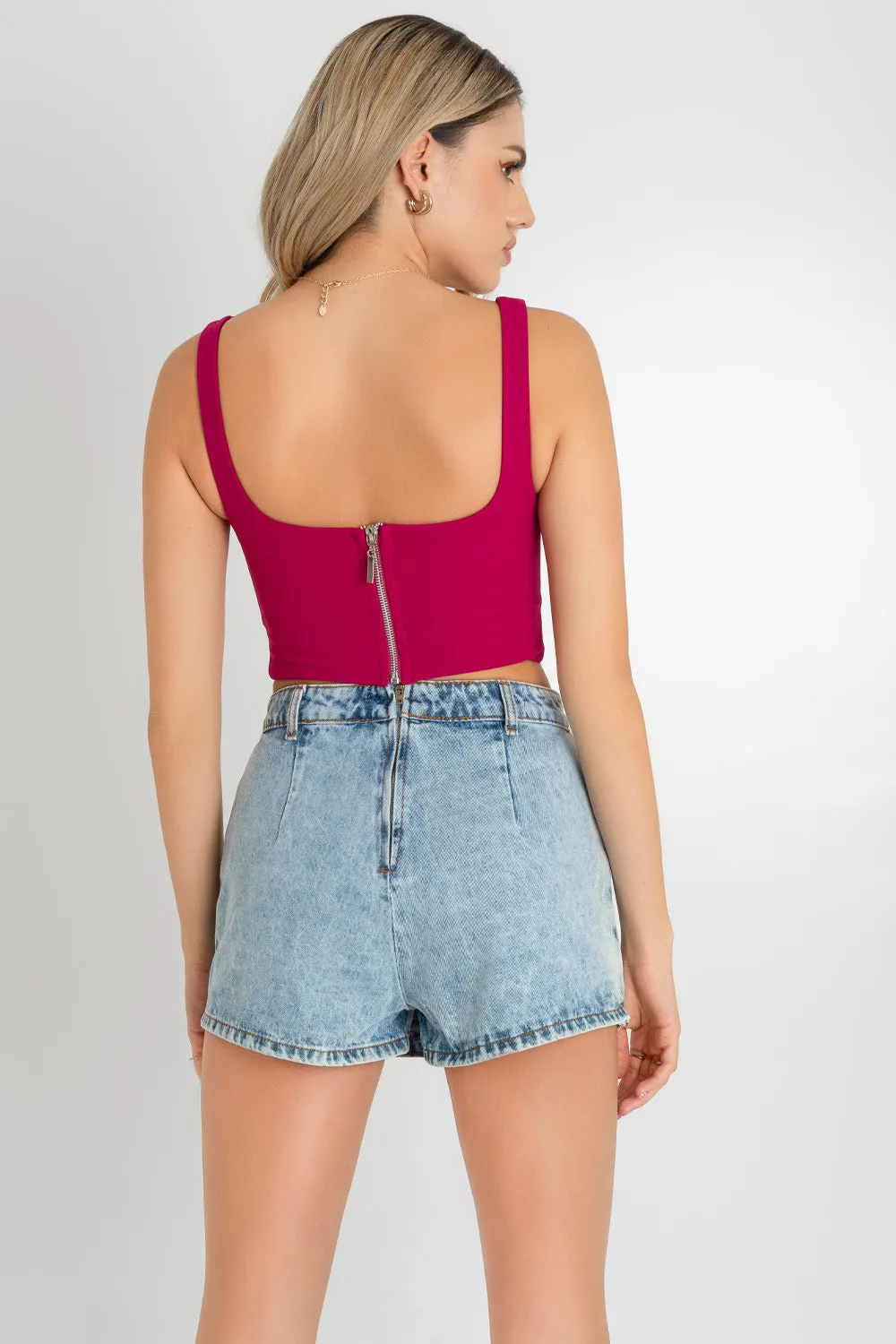 Crop top ajustado de tirantes con cut out