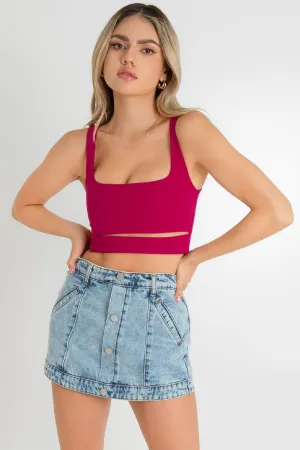 Crop top ajustado de tirantes con cut out