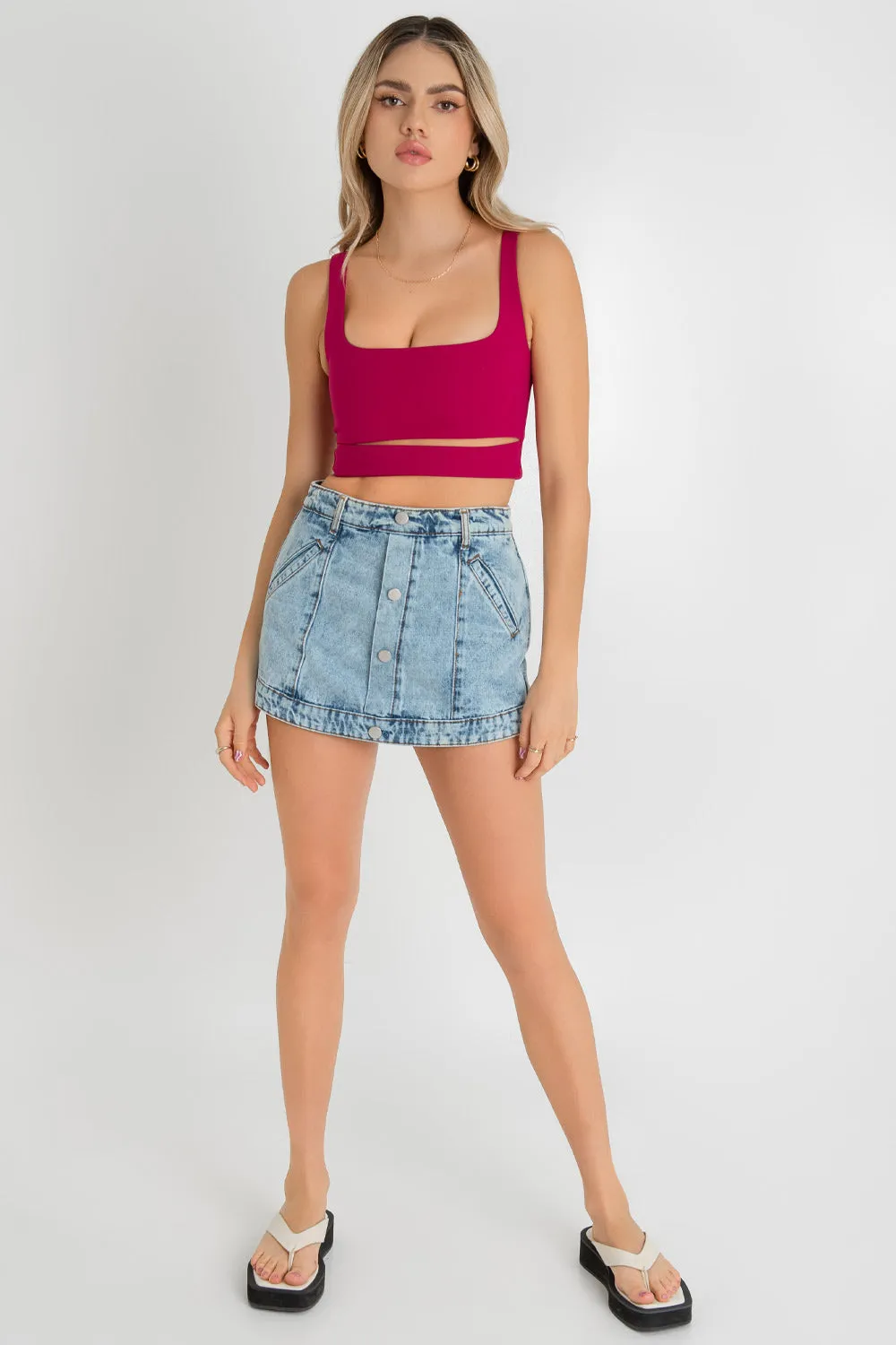 Crop top ajustado de tirantes con cut out