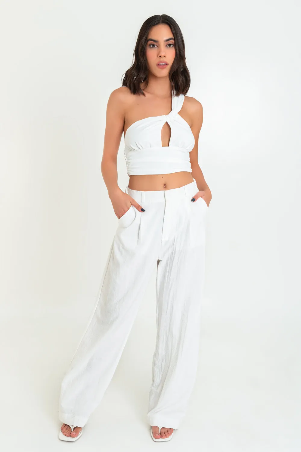 Crop top asimétrico con cut out tirante plisado