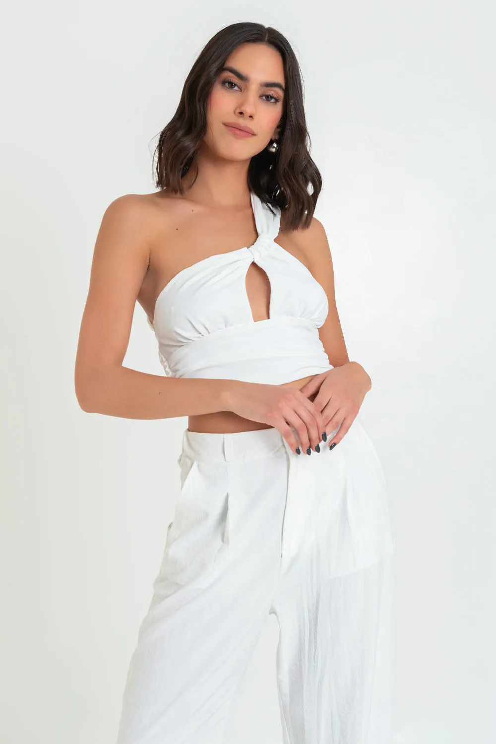 Crop top asimétrico con cut out tirante plisado