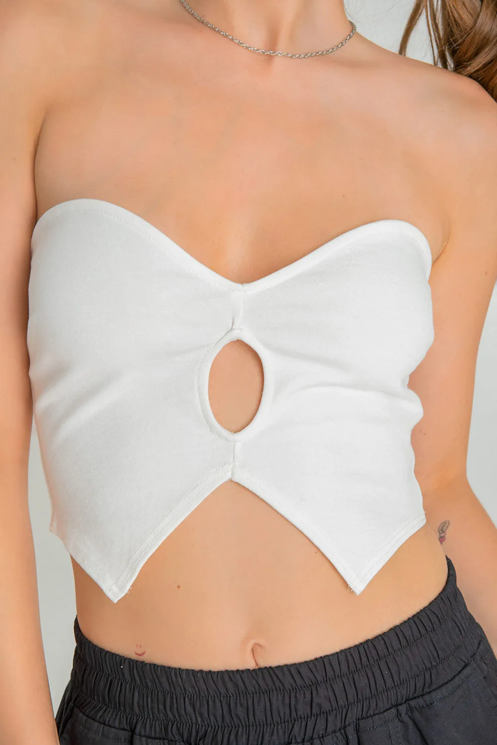Crop top tubo de escote corazón con cut out