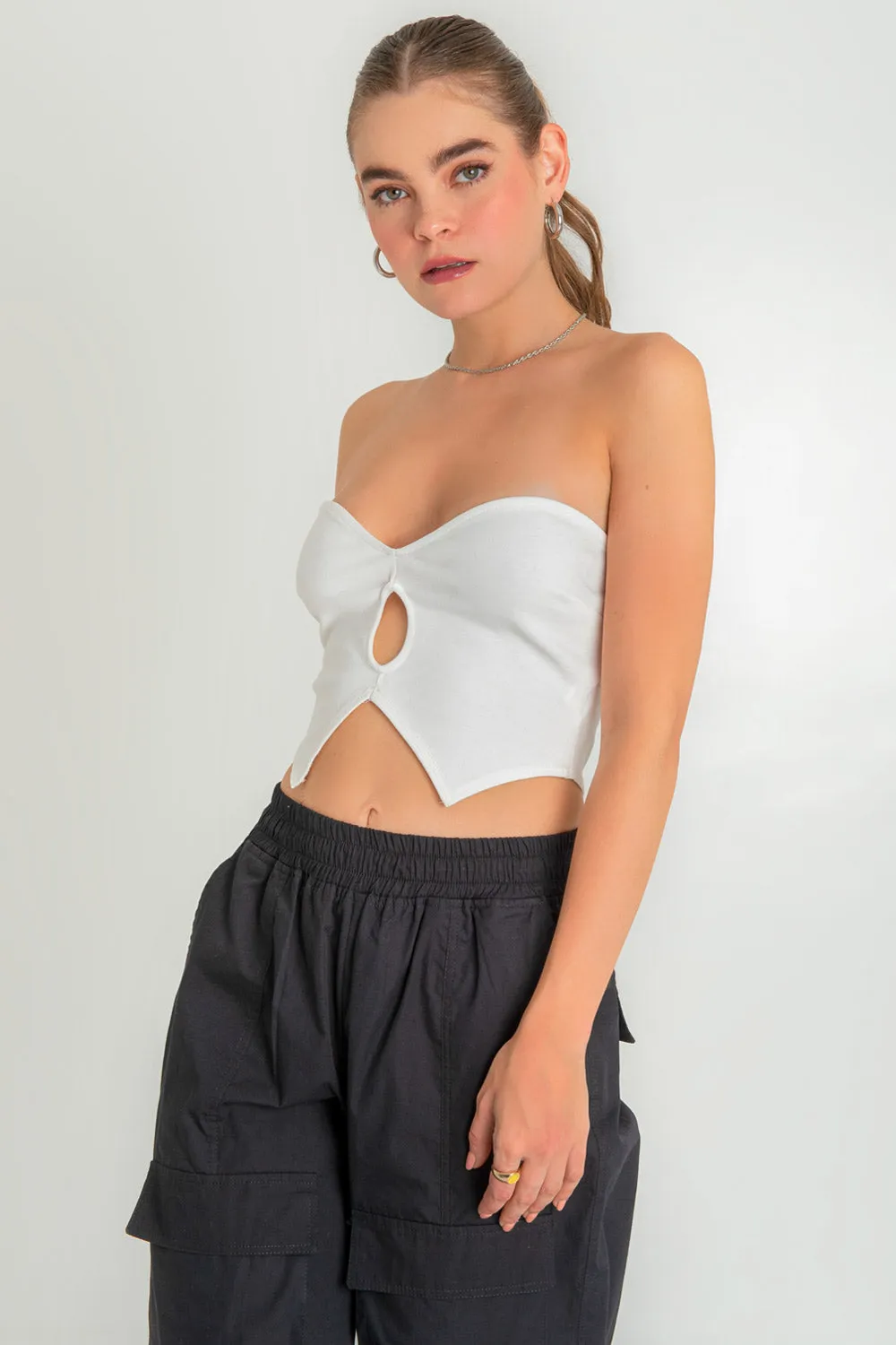 Crop top tubo de escote corazón con cut out