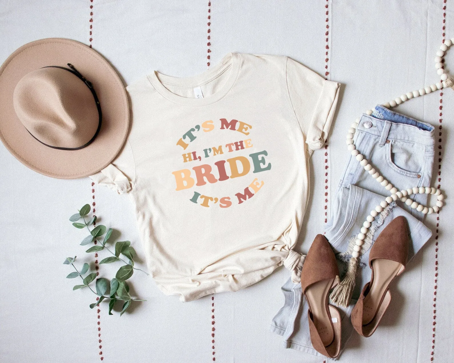 Neutral Retro Swiftie Style Hi It's Me I'm The Bride It's Me TShirt - Cute Oversized Neutral Hen Party Tops
