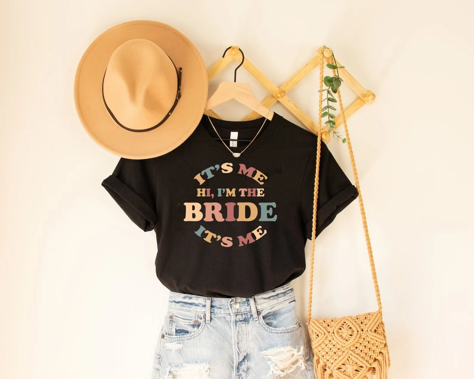 Neutral Retro Swiftie Style Hi It's Me I'm The Bride It's Me TShirt - Cute Oversized Neutral Hen Party Tops