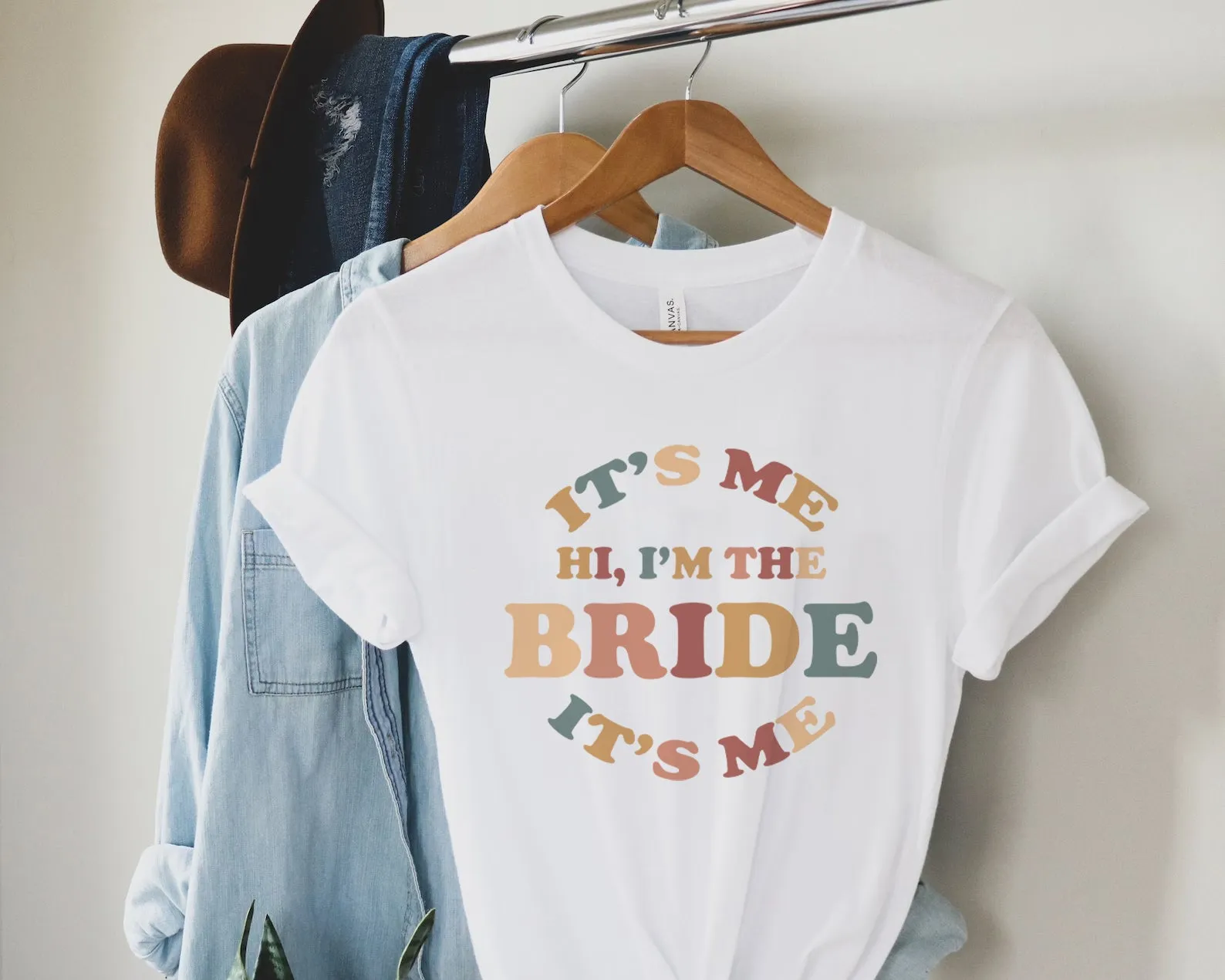 Neutral Retro Swiftie Style Hi It's Me I'm The Bride It's Me TShirt - Cute Oversized Neutral Hen Party Tops