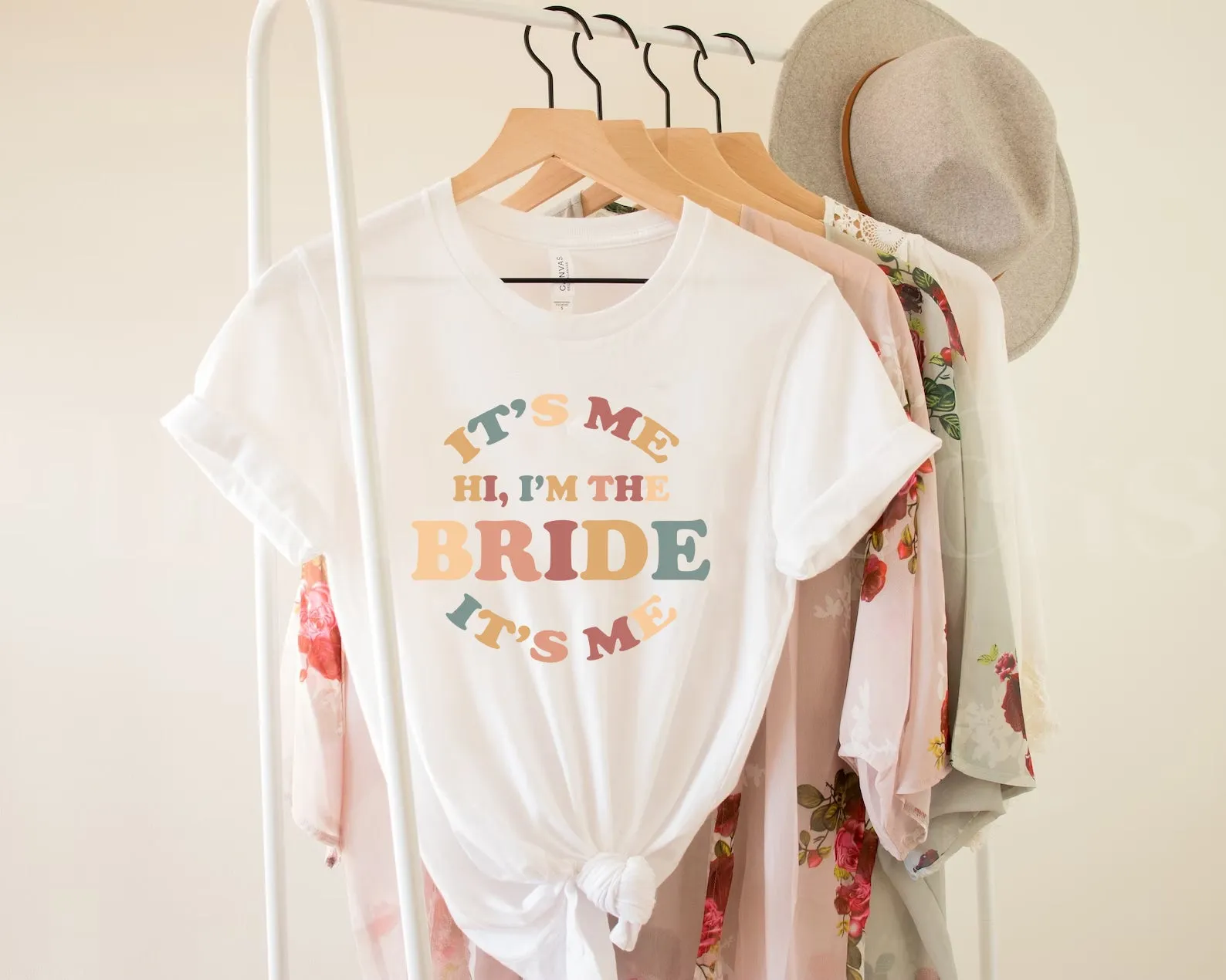 Neutral Retro Swiftie Style Hi It's Me I'm The Bride It's Me TShirt - Cute Oversized Neutral Hen Party Tops