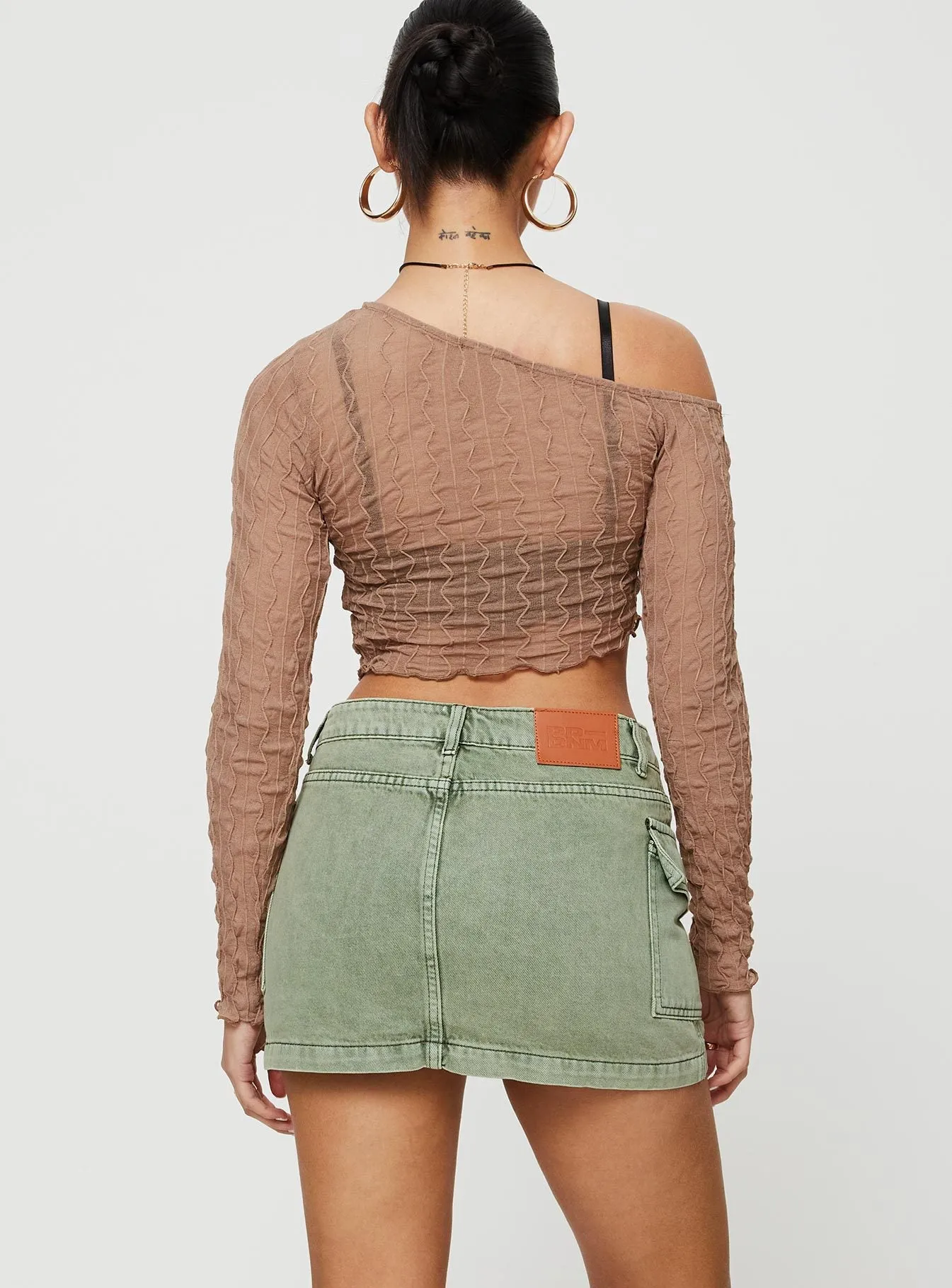 Trendy High-Waisted Mini Skirt with Functional Pocket Detailing