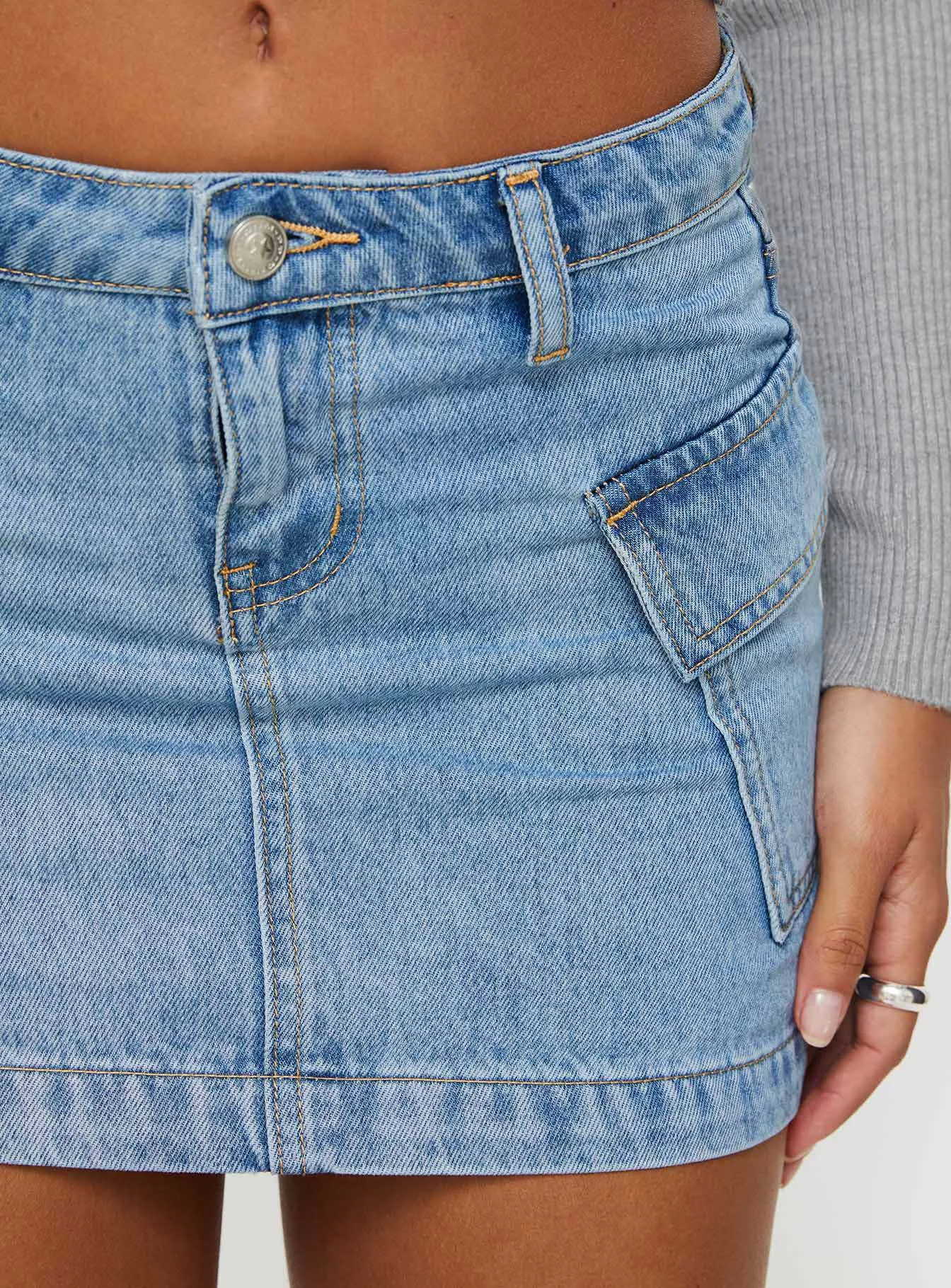 Trendy High-Waisted Mini Skirt with Functional Pocket Detailing