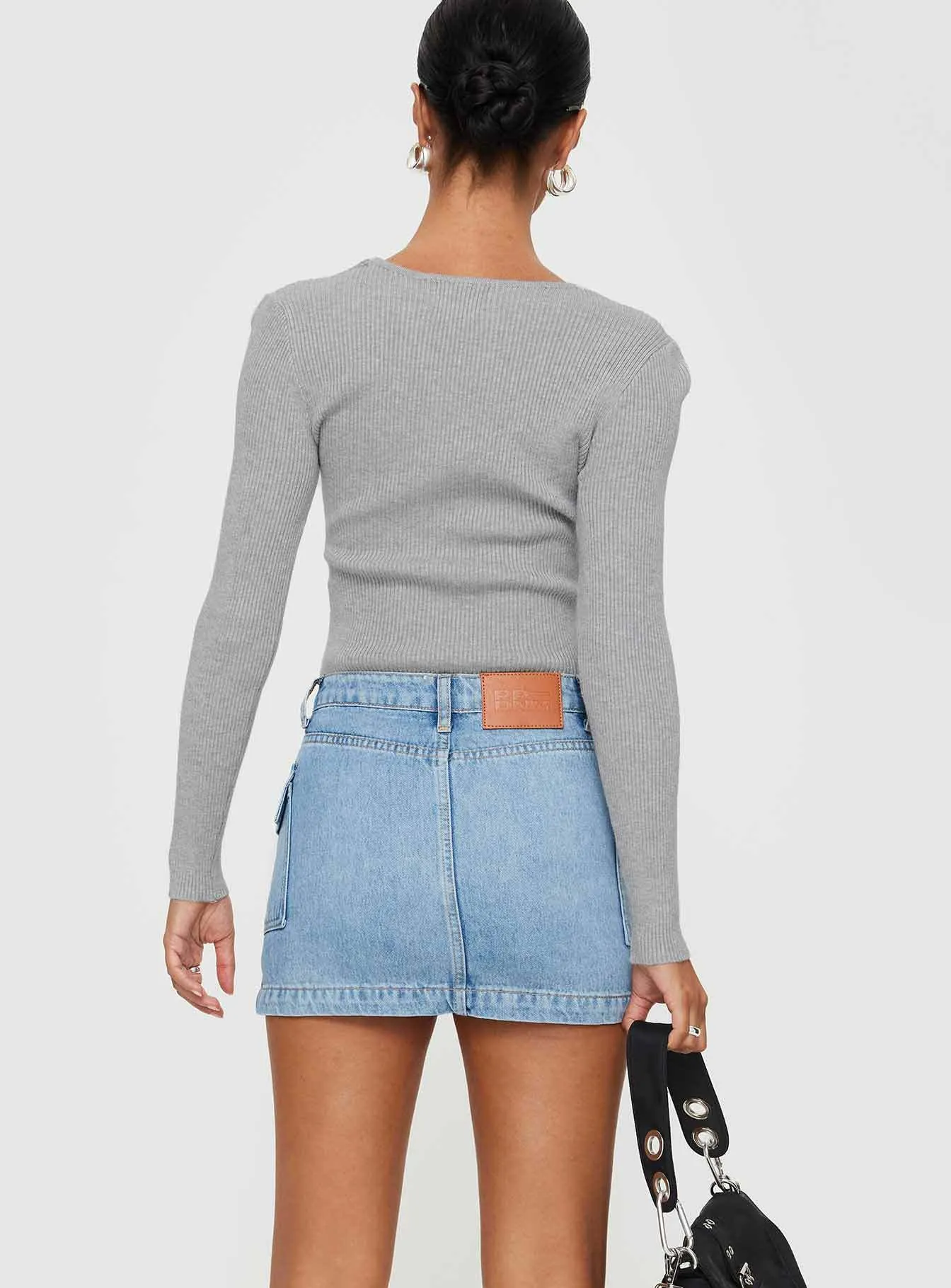 Trendy High-Waisted Mini Skirt with Functional Pocket Detailing