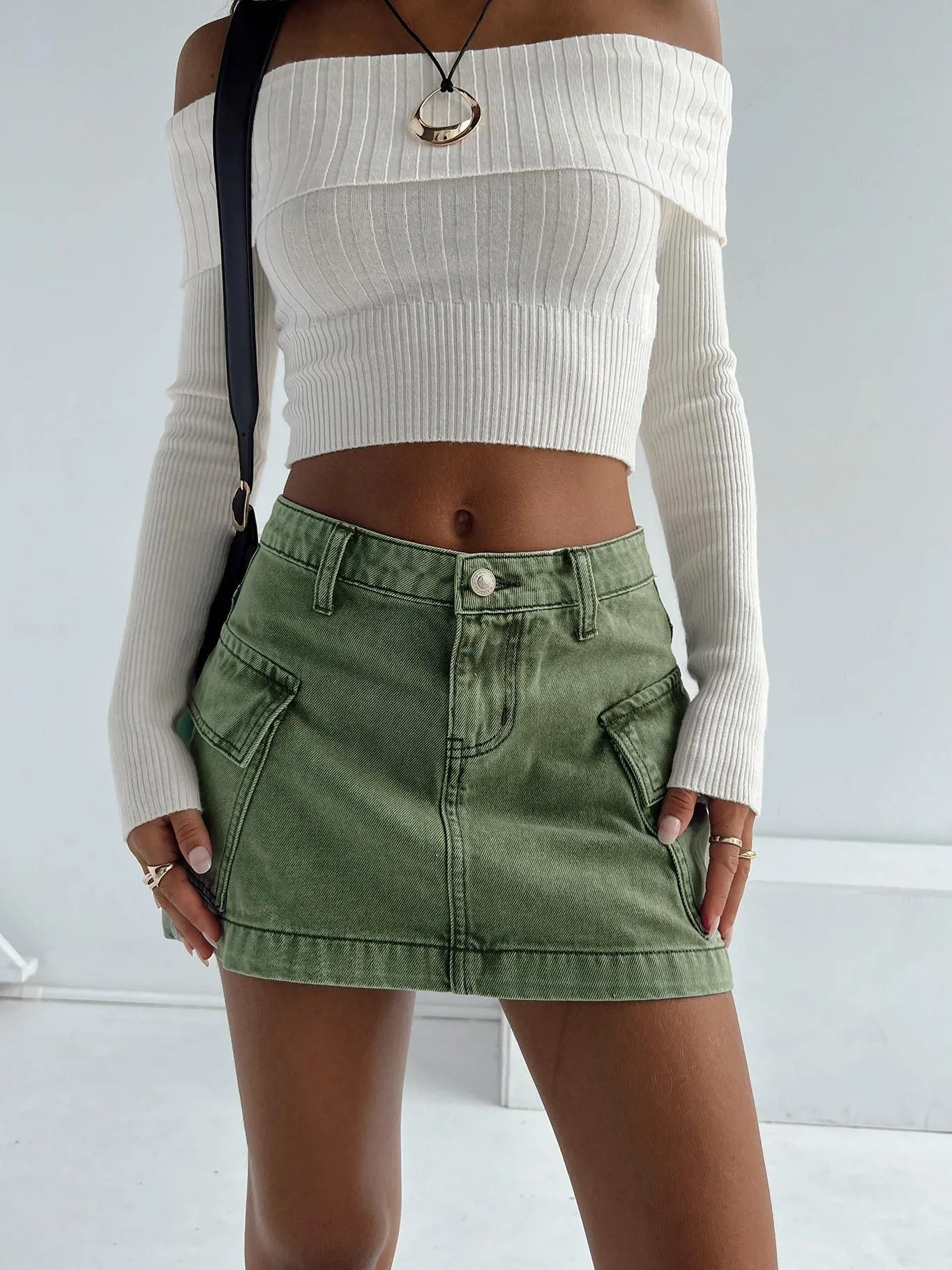 Trendy High-Waisted Mini Skirt with Functional Pocket Detailing